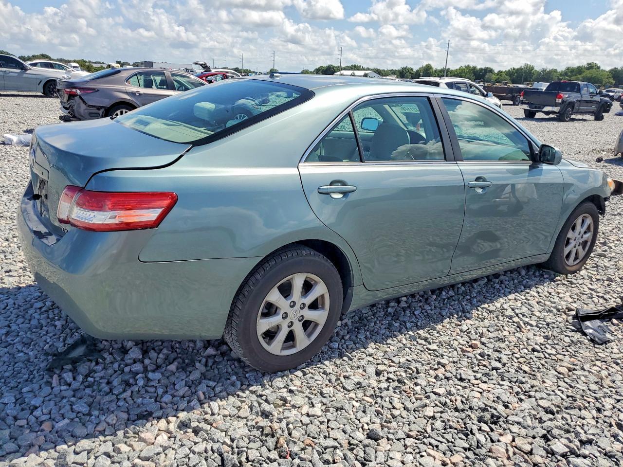 2011 Toyota Camry Le - Фото 3