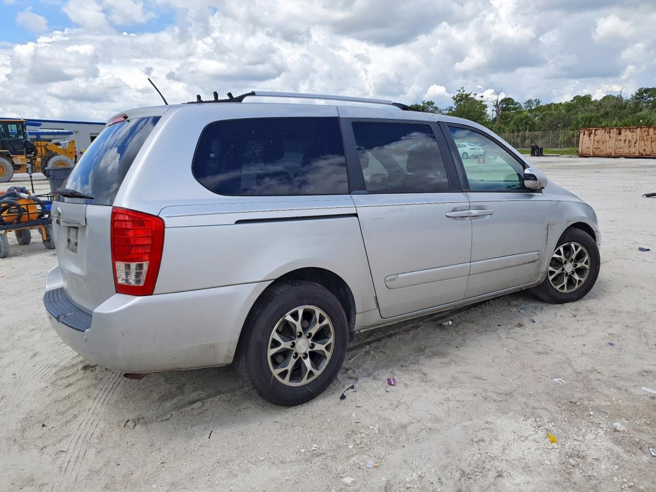 2014 Kia Sedona Lx - Image 3