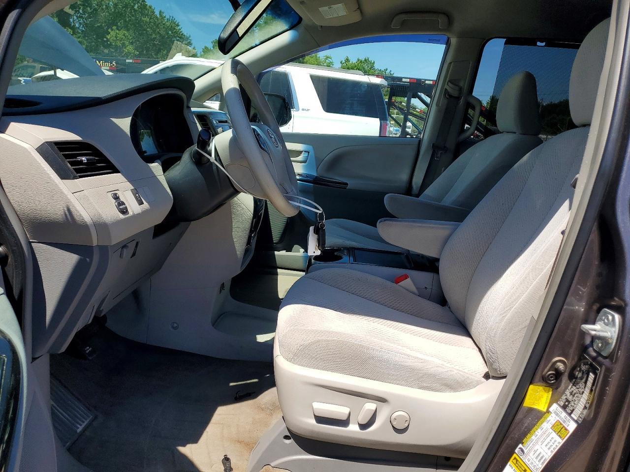 2012 Toyota Sienna Le - Фото 7