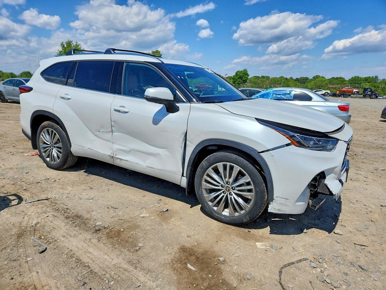 2022 Toyota Highlander Platinum - Image 4