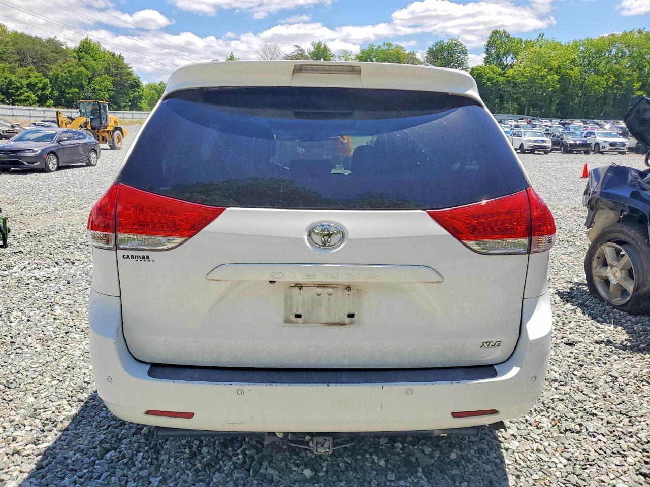 2014 Toyota Sienna Xle 8-Passenger - Фото 6
