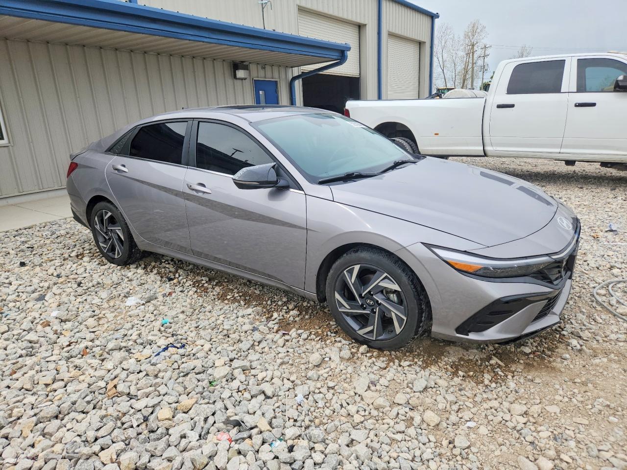 2025 Hyundai Elantra Sel - Image 4