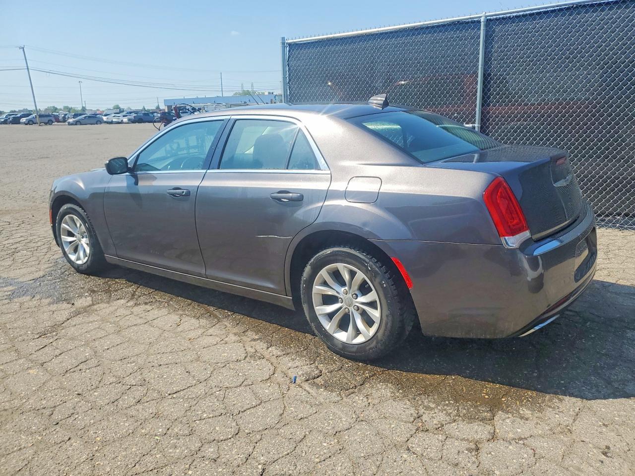 2015 Chrysler 300 Limited - Фото 2