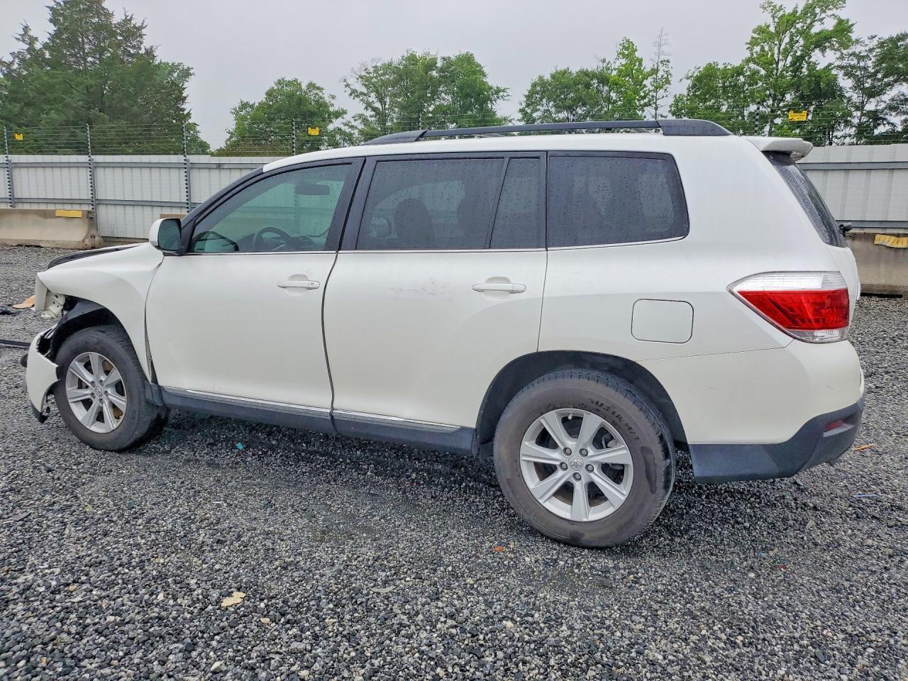 2013 Toyota Highlander Plus - Image 2