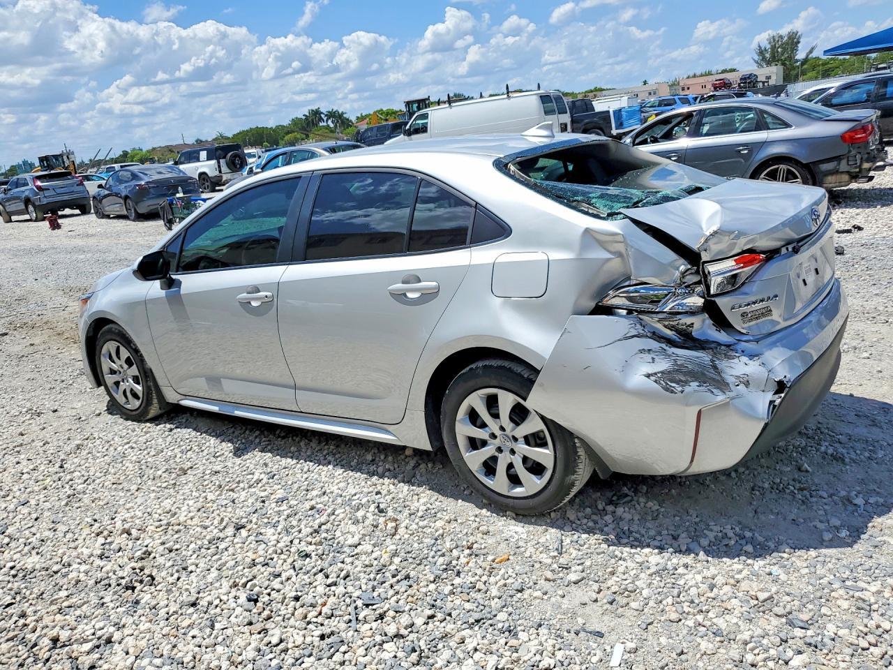 2025 Toyota Corolla Le - Фото 2