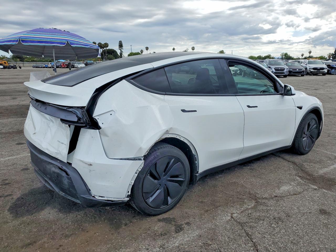 2026 Tesla Model Y - Фото 3