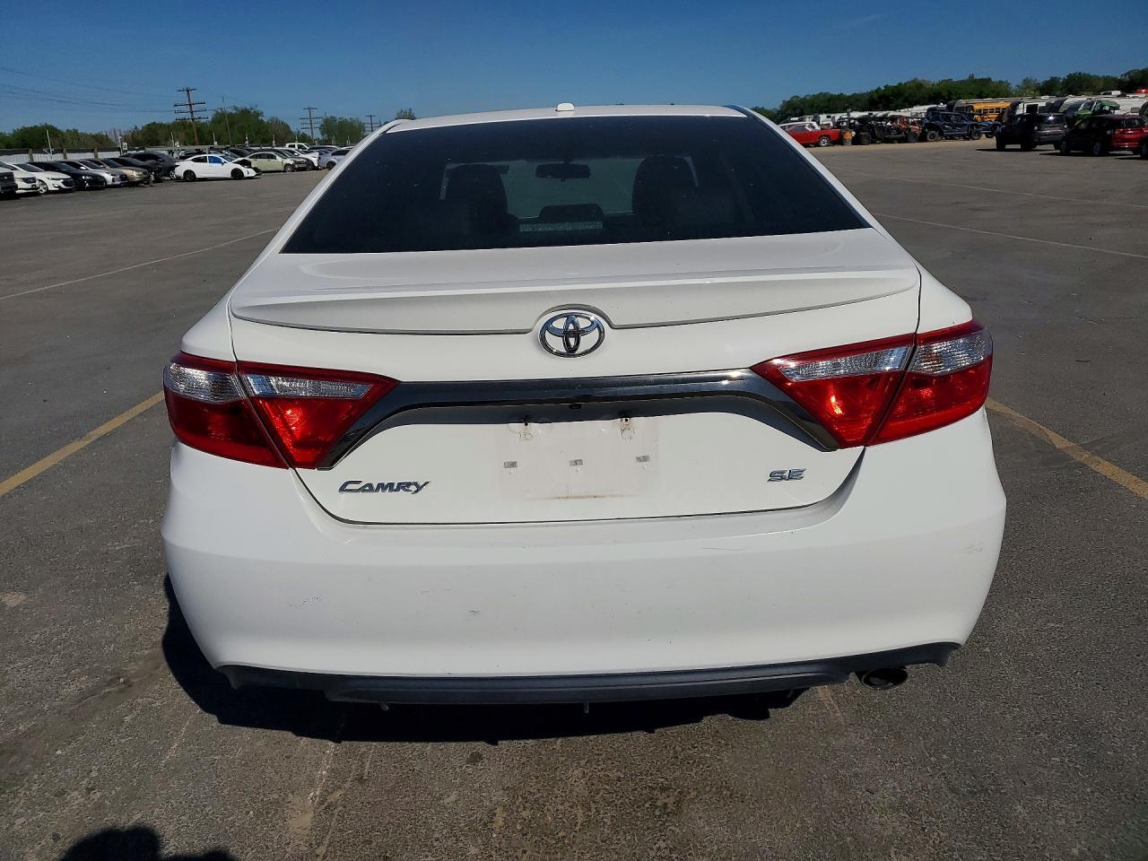 2016 Toyota Camry Se - Фото 6
