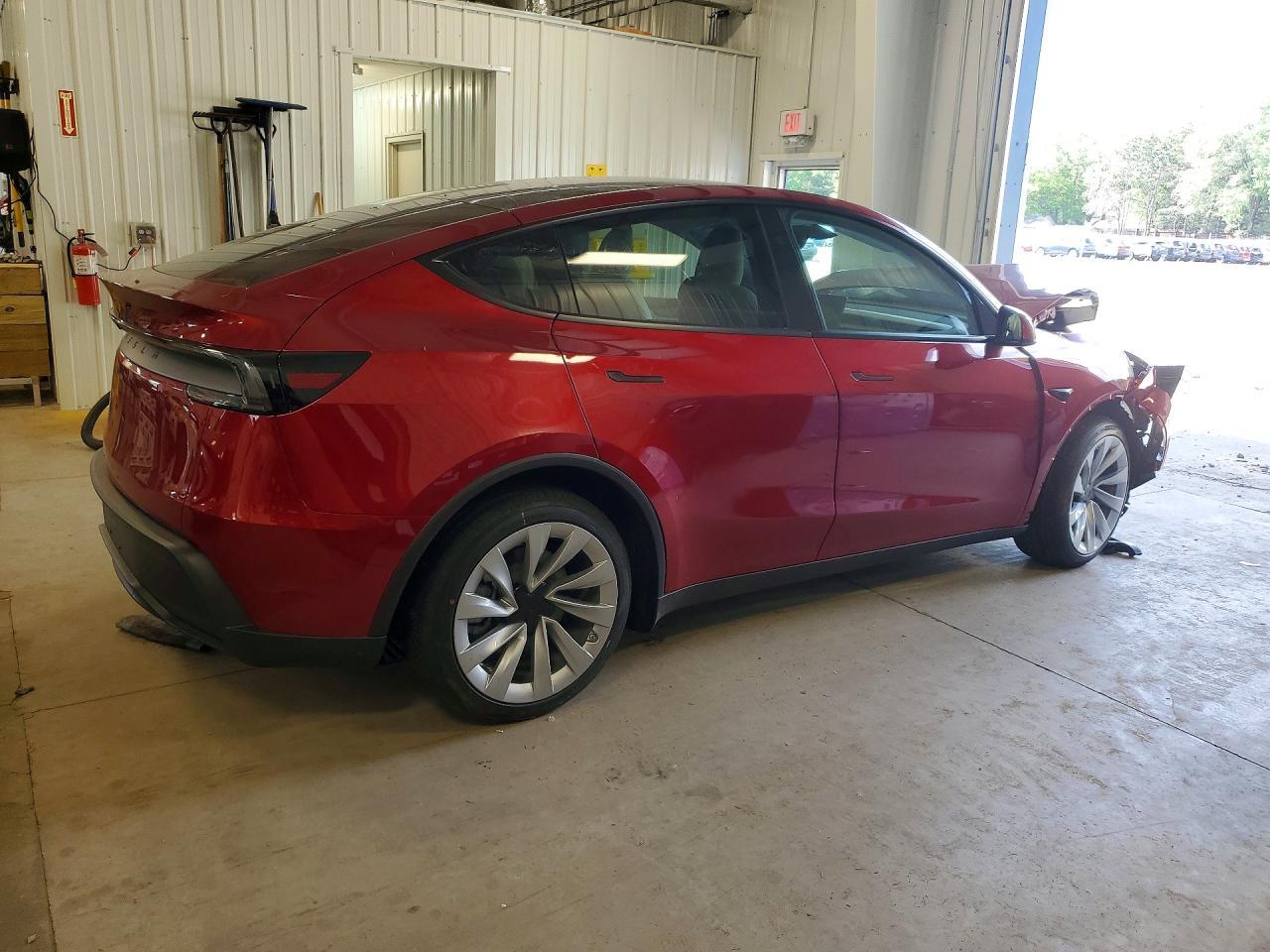 2026 Tesla Model Y - Фото 3