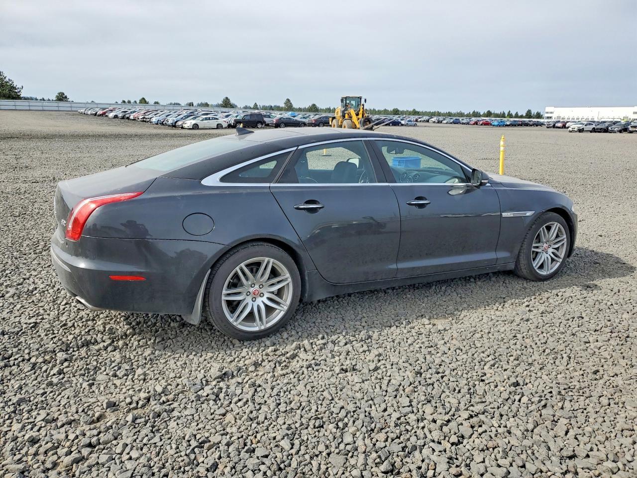 2015 Jaguar Xj - Image 3