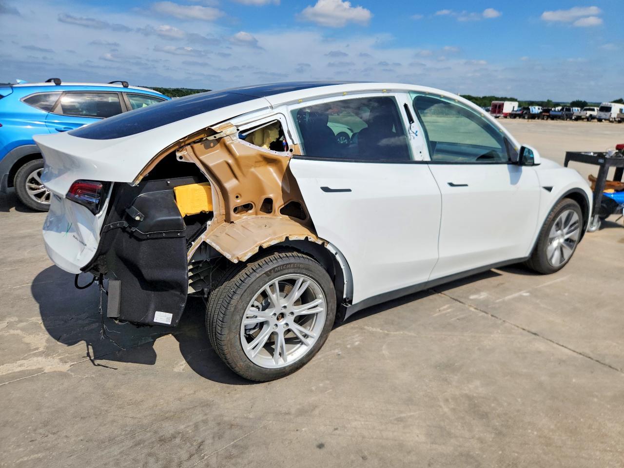 2022 Tesla Model Y - Фото 3