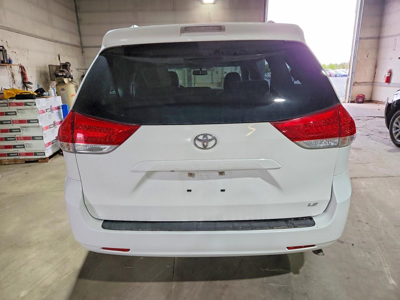 2011 Toyota Sienna Le - Image 6