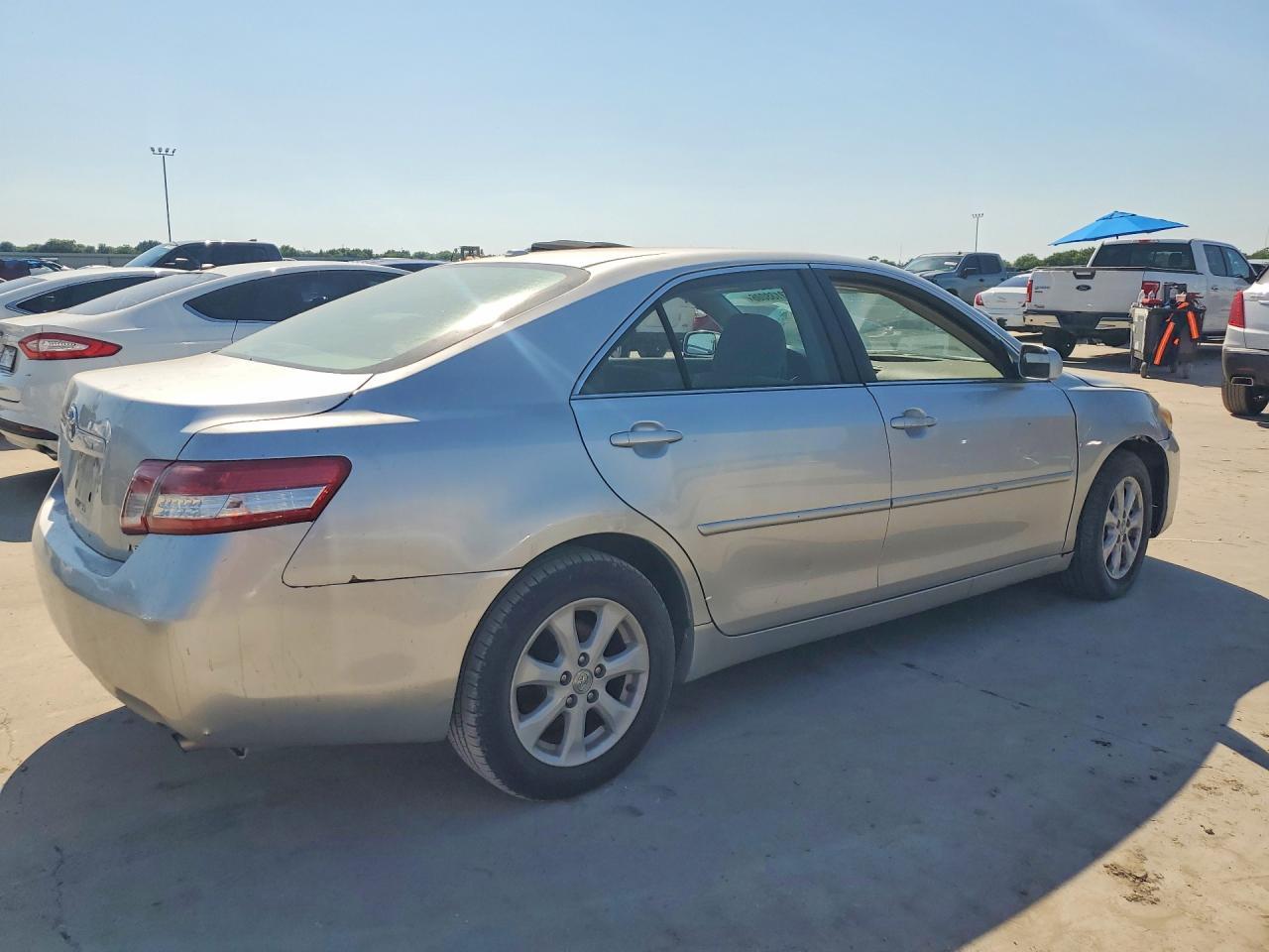 2011 Toyota Camry Le - Image 3
