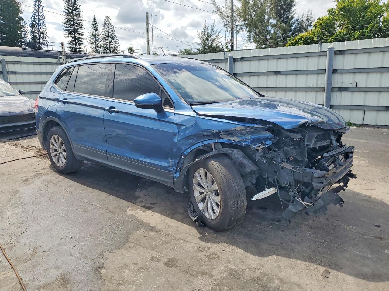 2018 Volkswagen Tiguan S - Фото 4