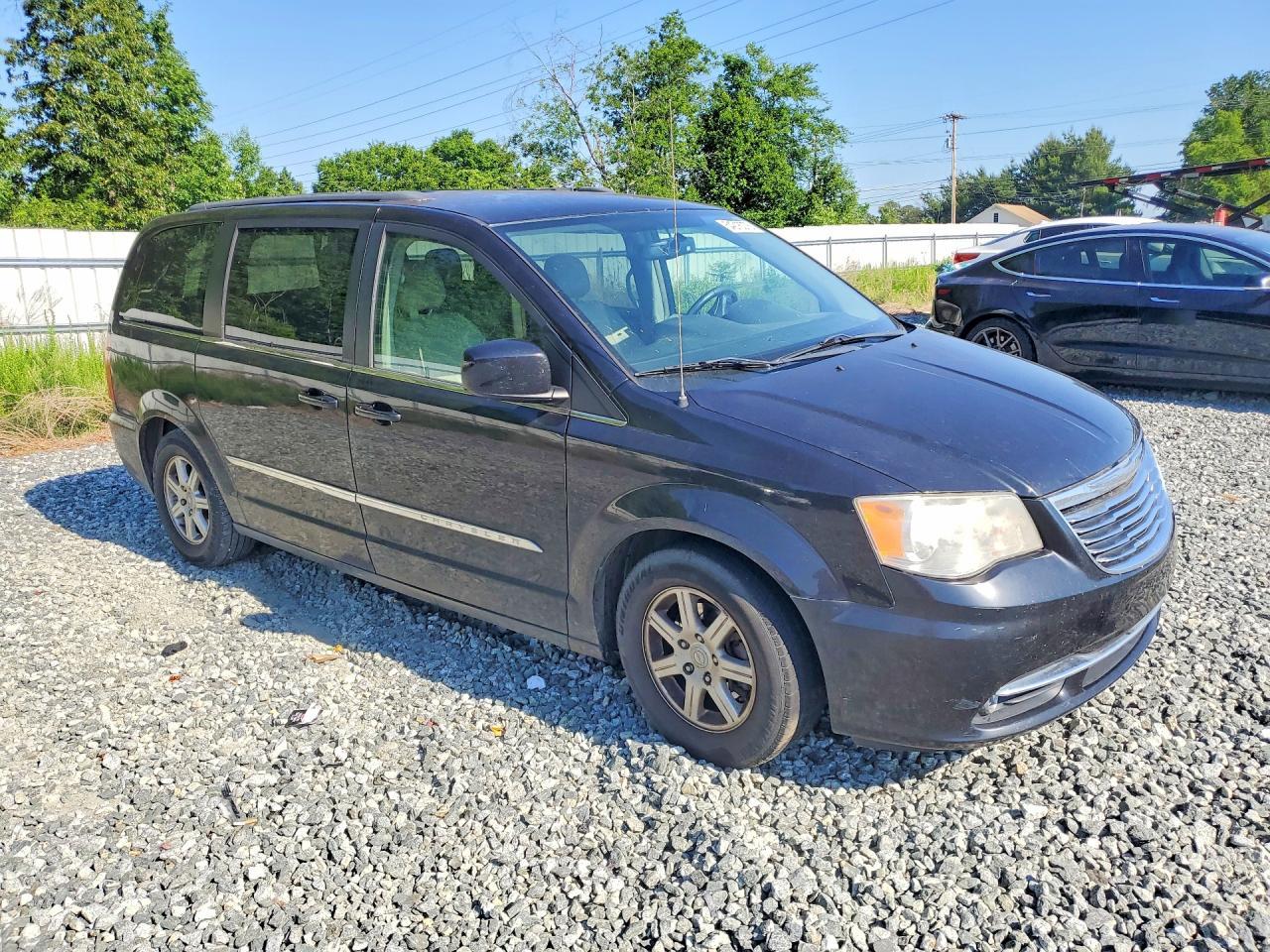 2013 Chrysler Town & Country Touring - Image 4