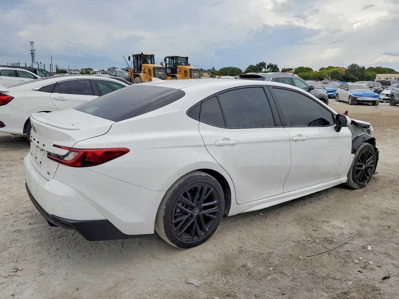 2025 Toyota Camry Se - Image 3