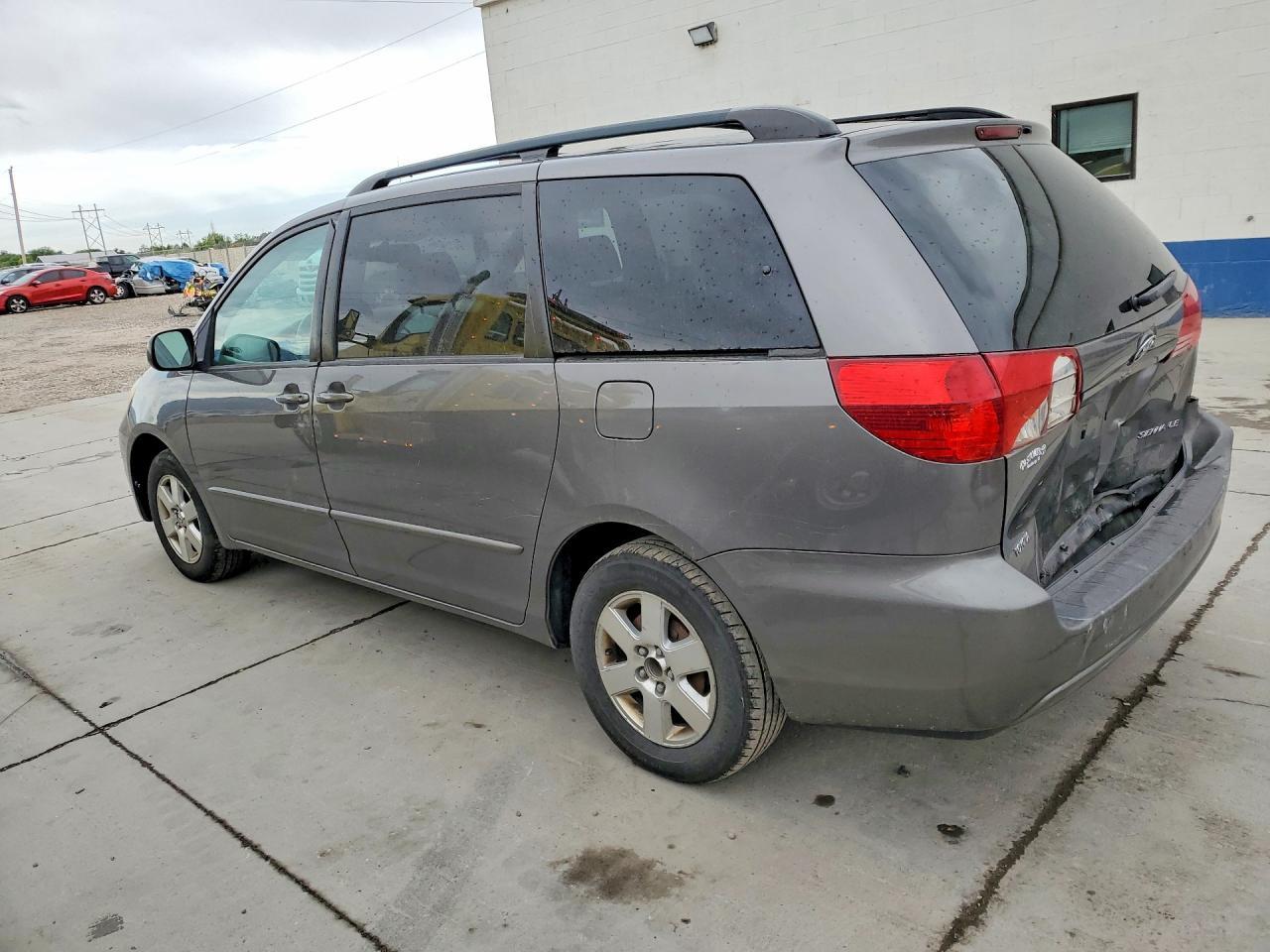 2004 Toyota Sienna Le 8 Passenger - Image 2