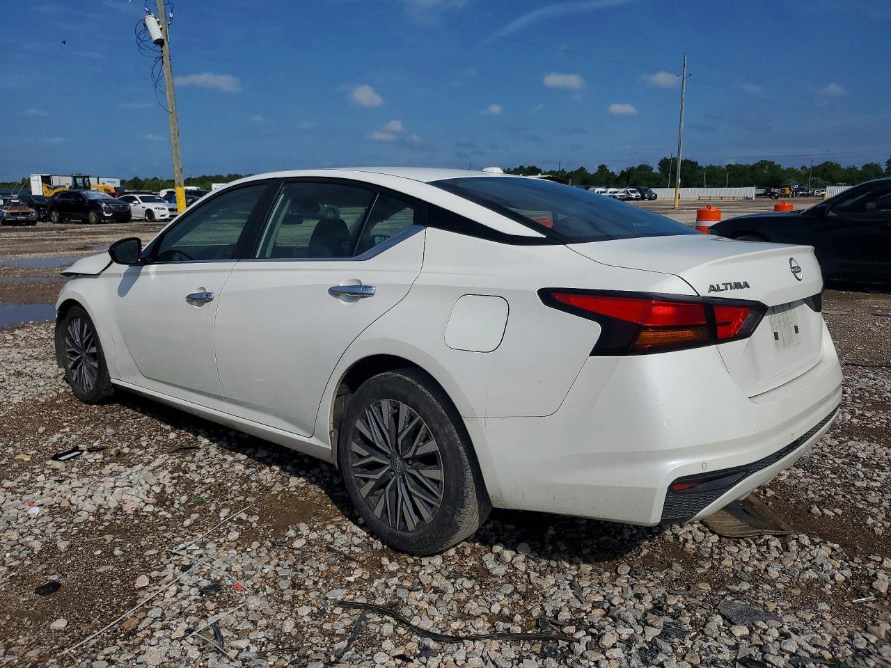 2024 Nissan Altima Sv - Image 2