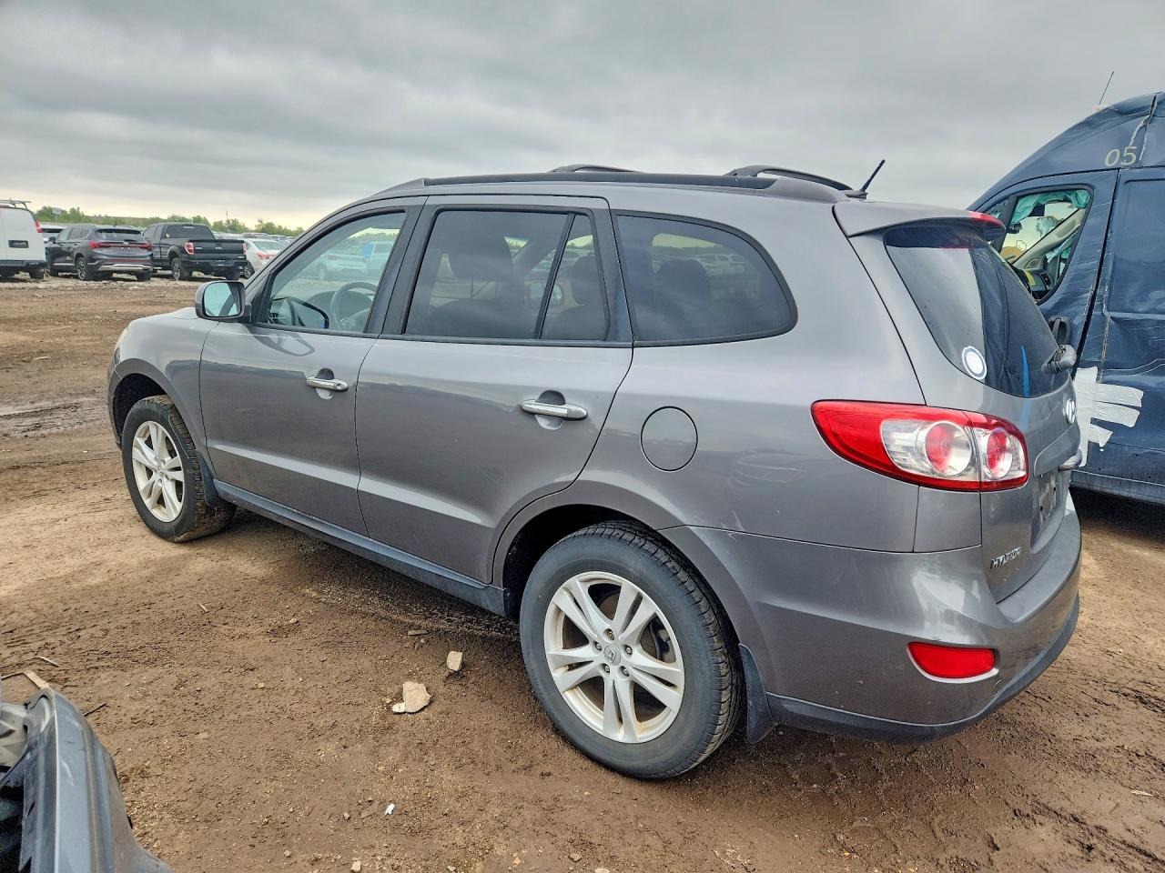 2010 Hyundai Santa Fe - Image 2