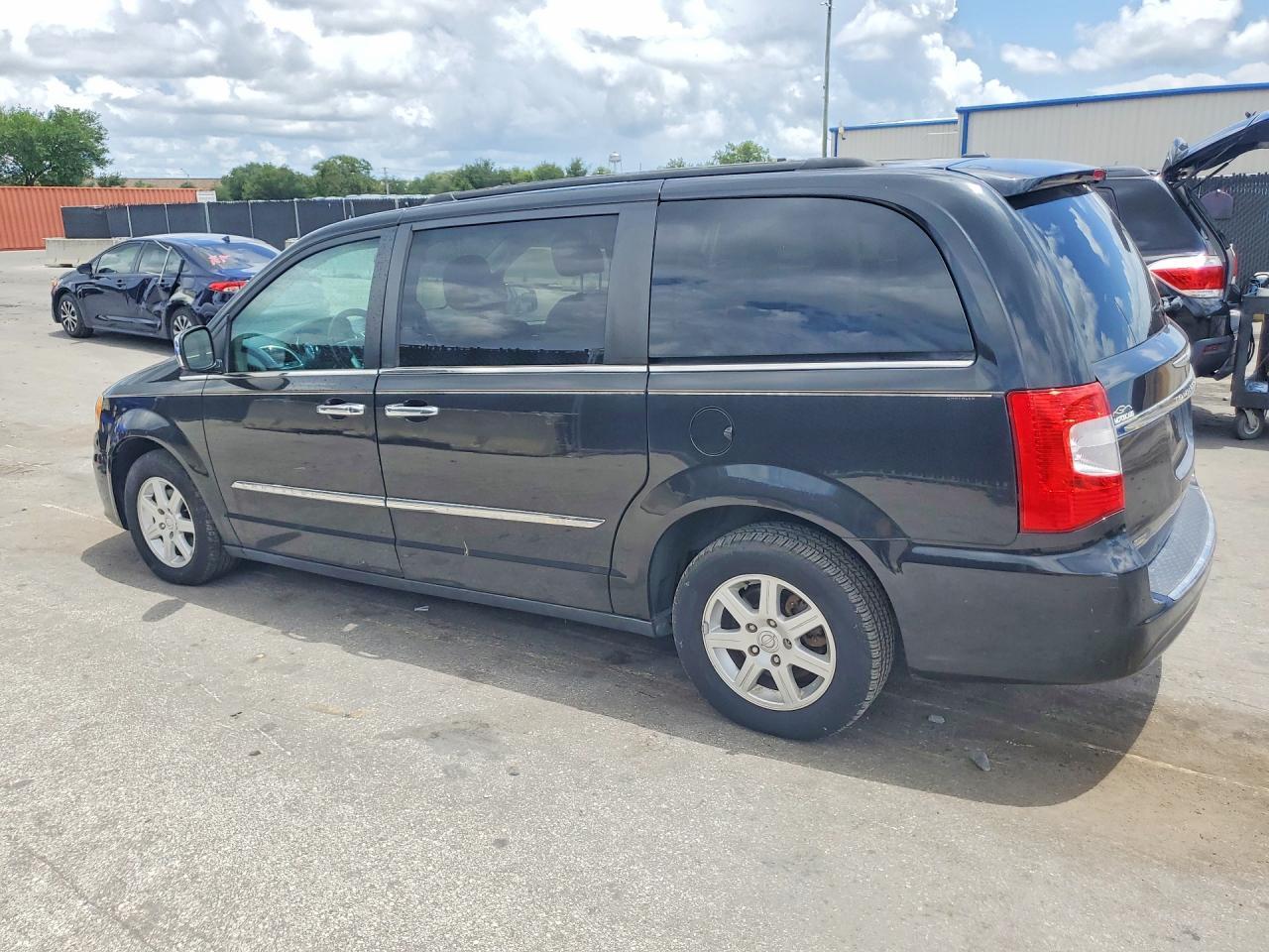 2012 Chrysler Town & Country Touring - Фото 2
