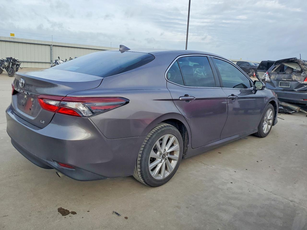 2021 Toyota Camry Le - Фото 3