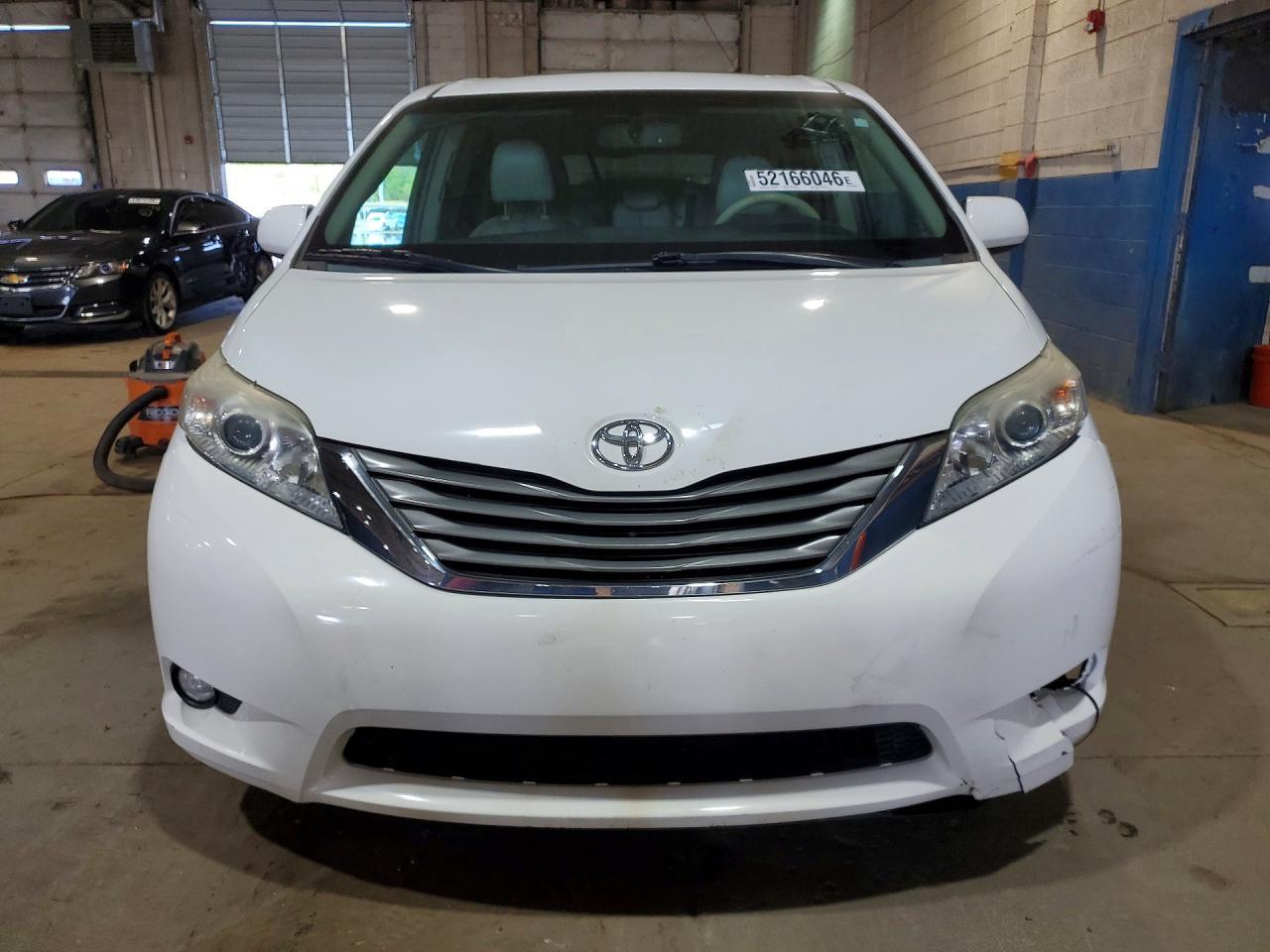 2014 Toyota Sienna Xle 8-Passenger - Image 5