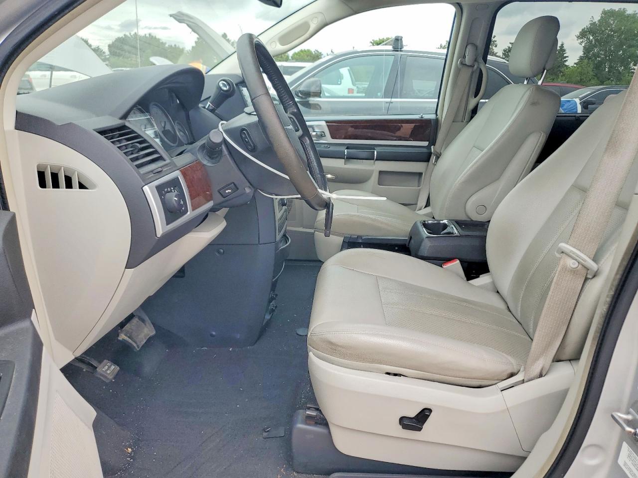 2010 Chrysler Town & Country Touring Plus - Image 7