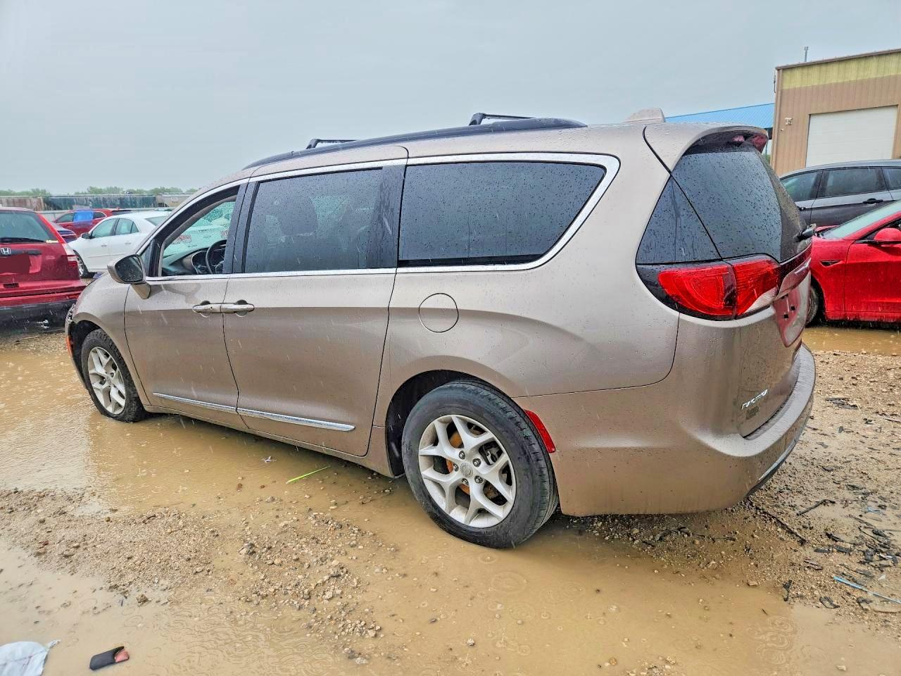 2017 Chrysler Pacifica Touring L - Image 2