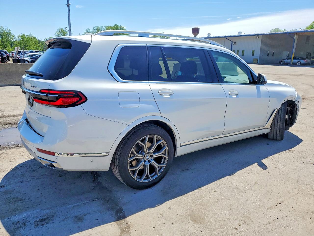 2025 BMW X7 xDrive40I - Image 3