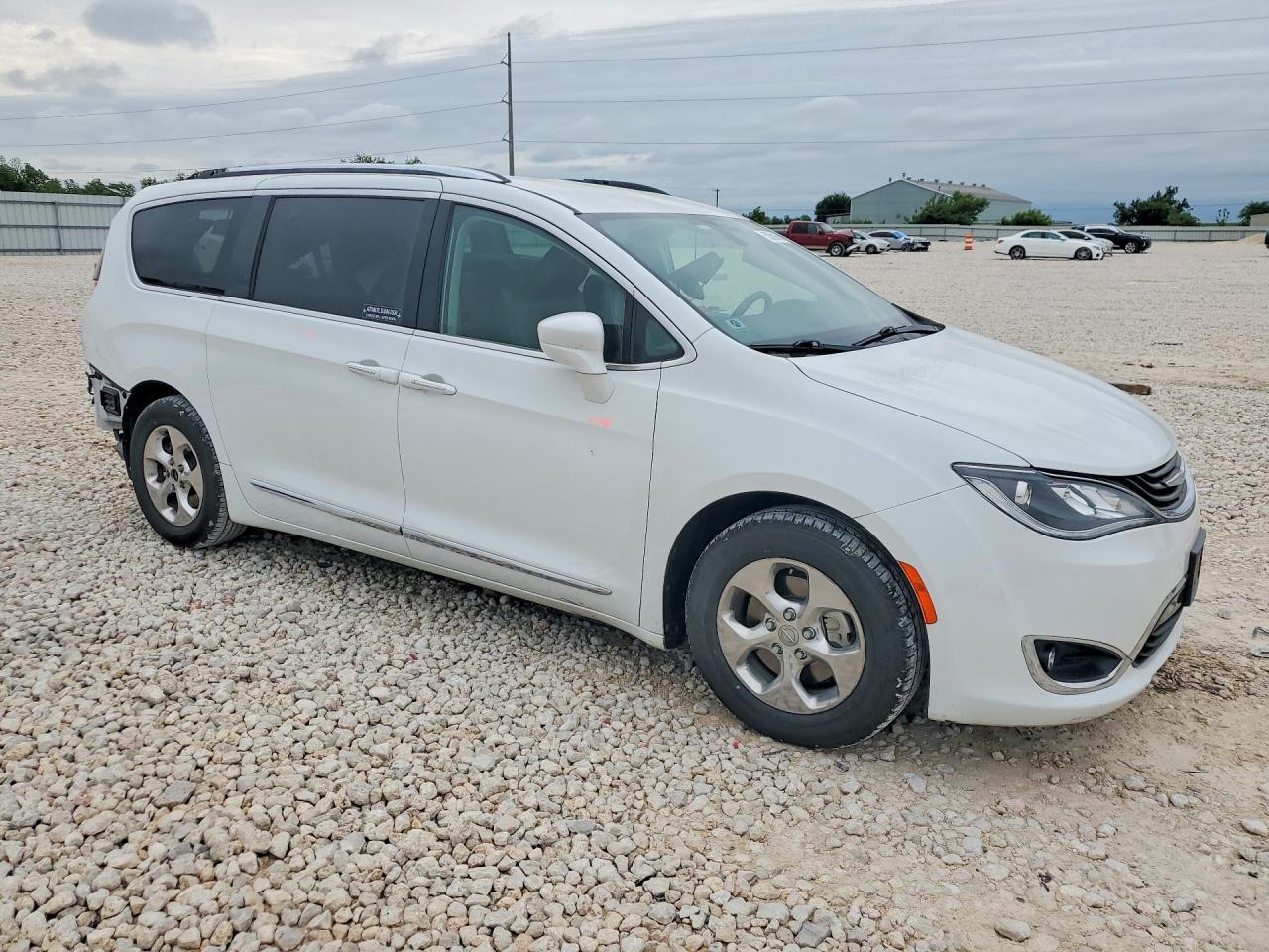2018 Chrysler Pacifica Hybrid Touring L - Image 4