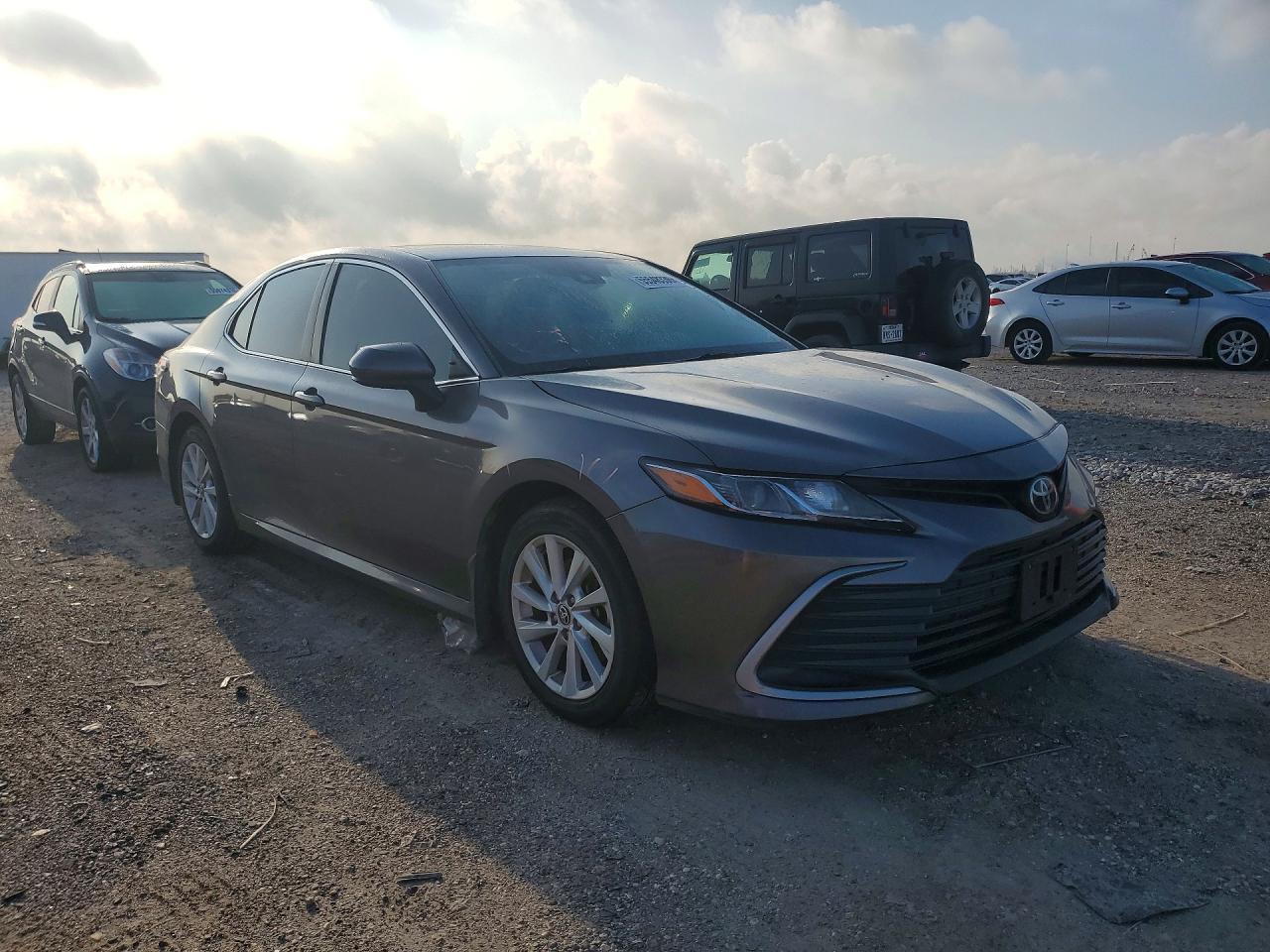 2021 Toyota Camry Le - Фото 4