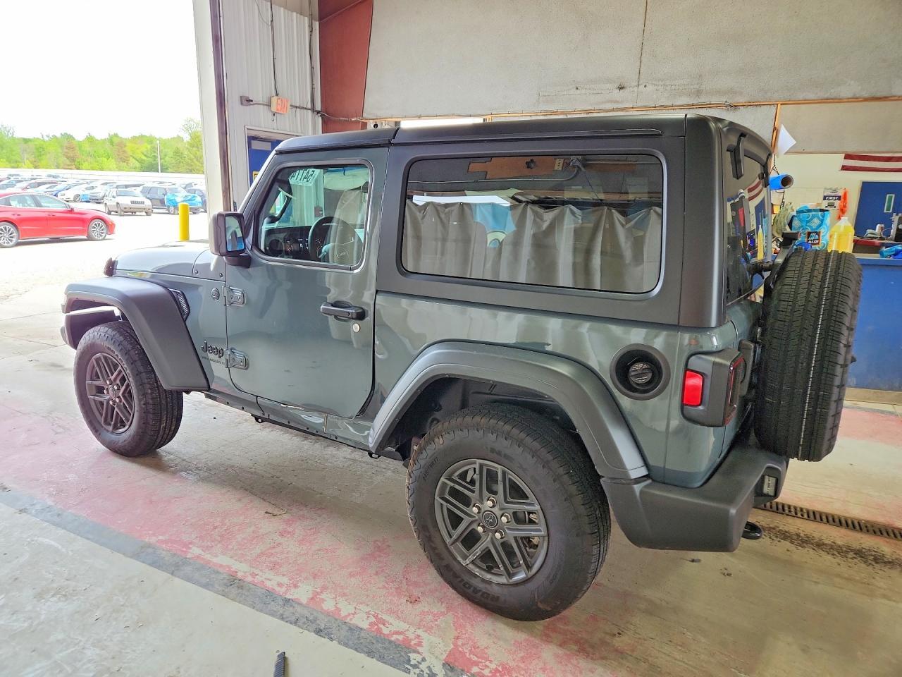 2025 Jeep Wrangler Sport - Фото 2