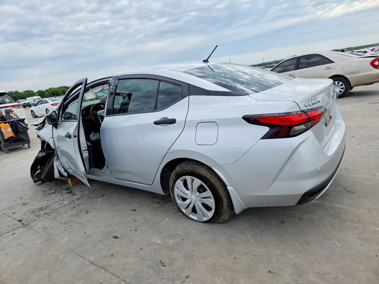2020 Nissan Versa S - Фото 2