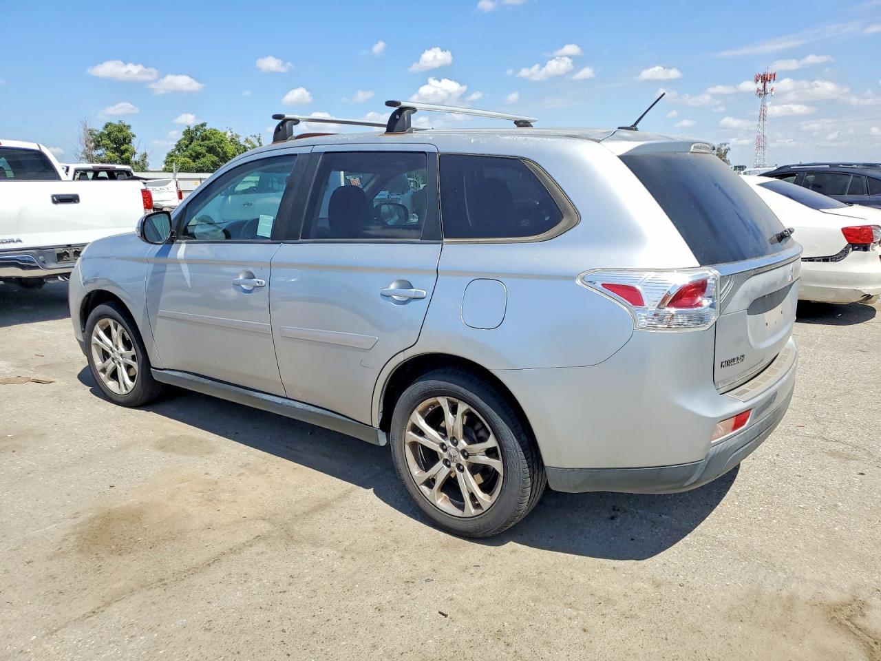 2014 Mitsubishi Outlander - Image 2