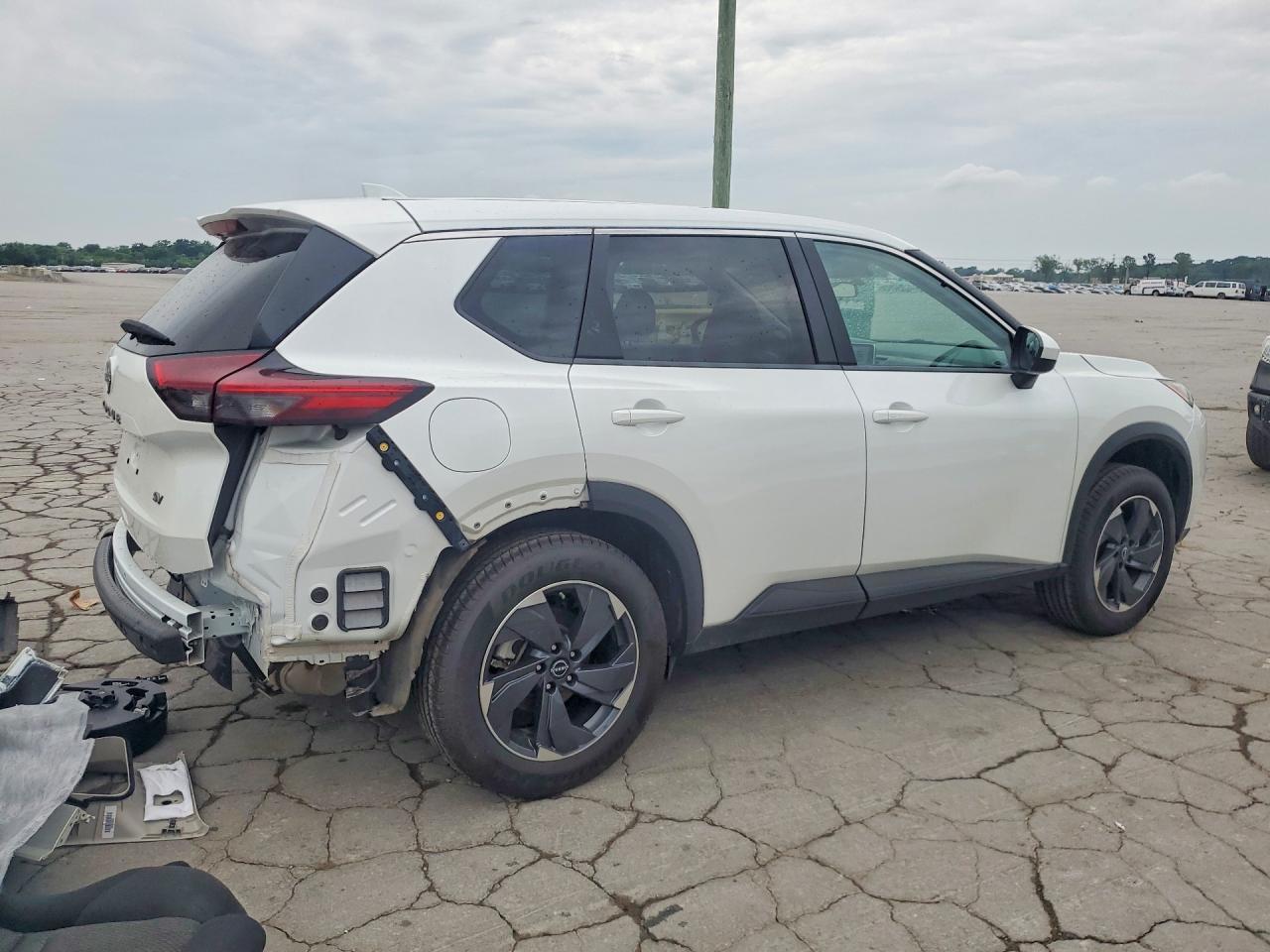 2024 Nissan Rogue Sv - Image 3