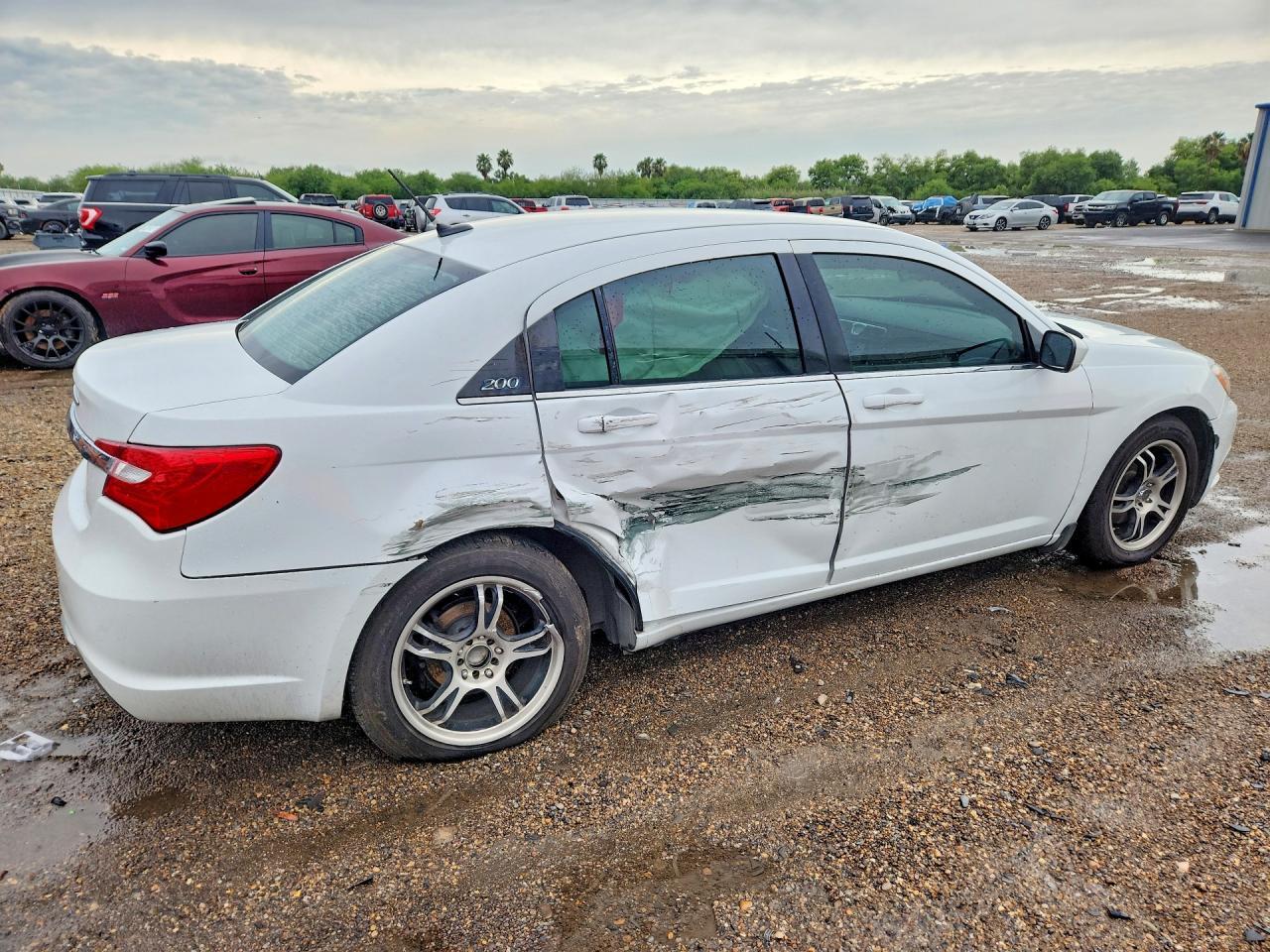 2014 Chrysler 200 Lx - Image 3