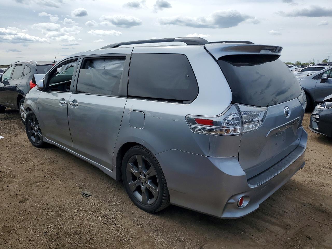 2016 Toyota Sienna Se 8-Passenger - Image 2
