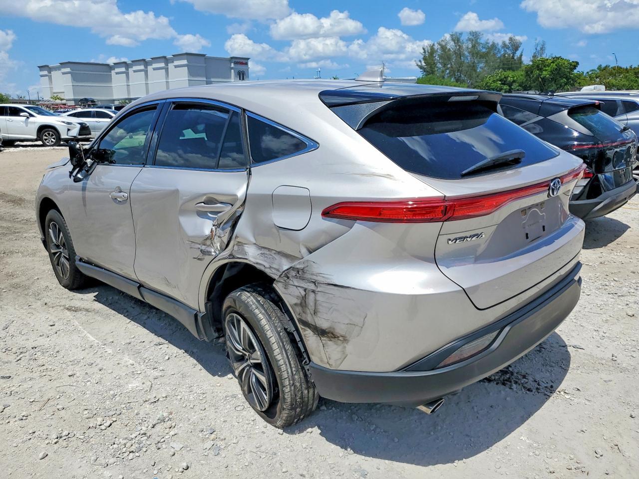2022 Toyota Venza Le - Фото 2