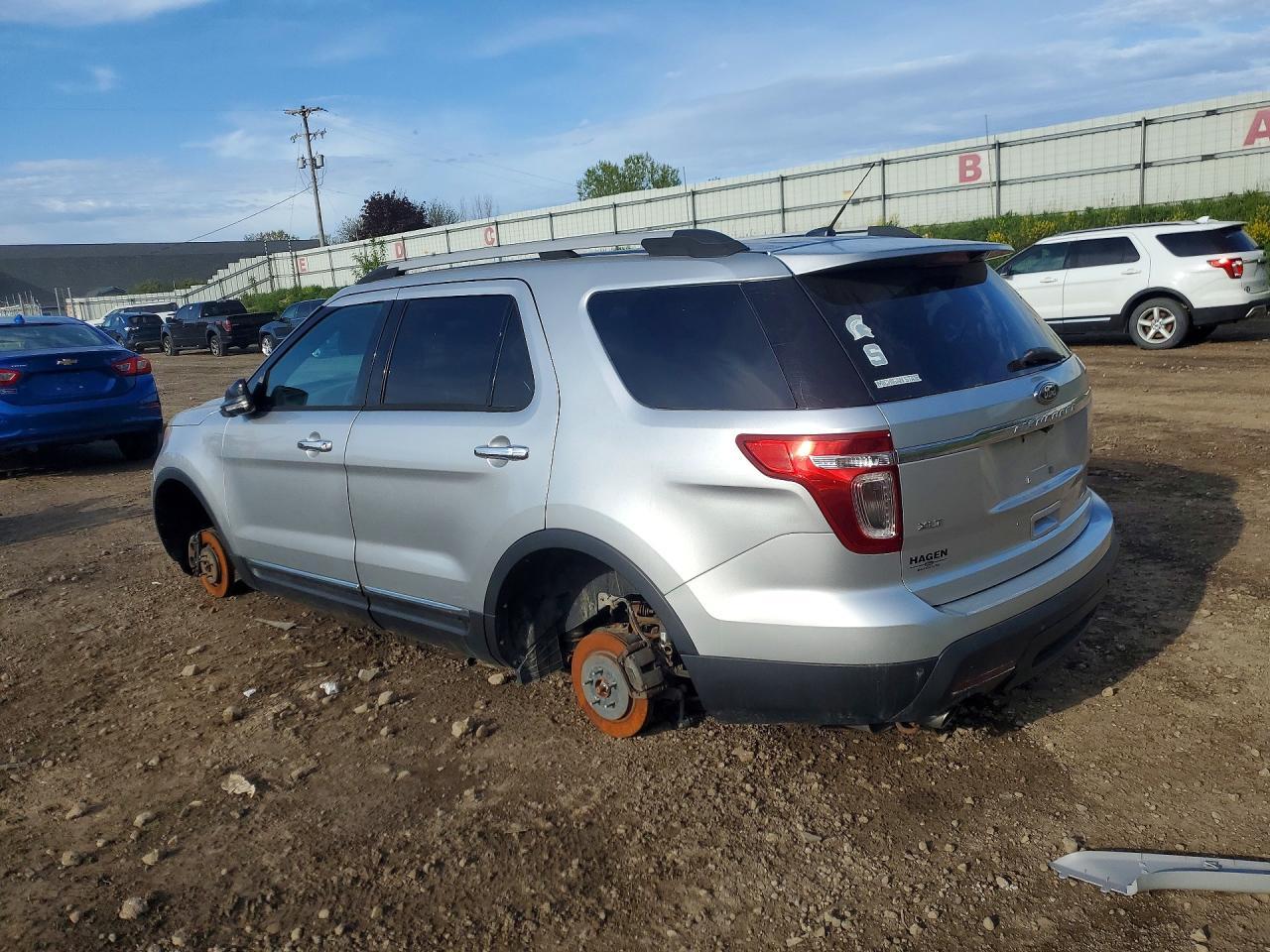 2015 Ford Explorer Xlt - Фото 2