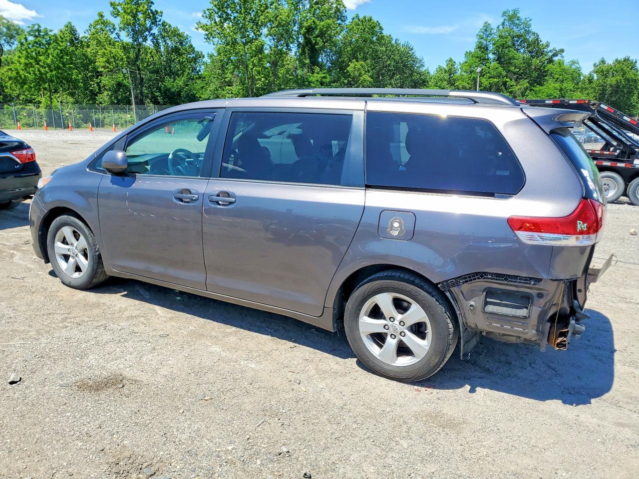 2012 Toyota Sienna Le - Фото 2