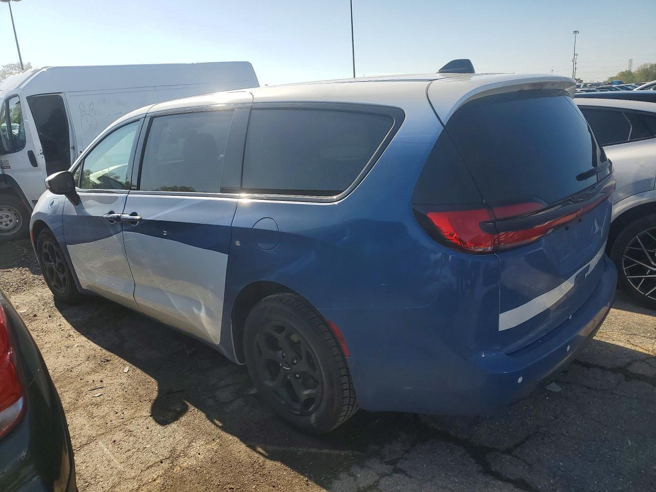 2023 Chrysler Pacifica Hybrid Touring L - Image 2