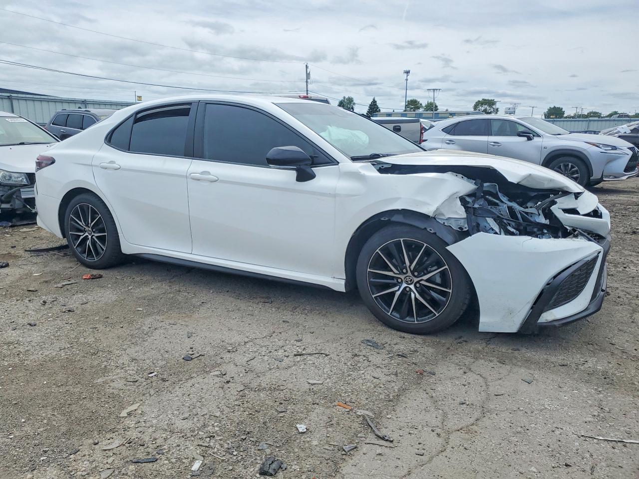 2022 Toyota Camry Se - Image 4