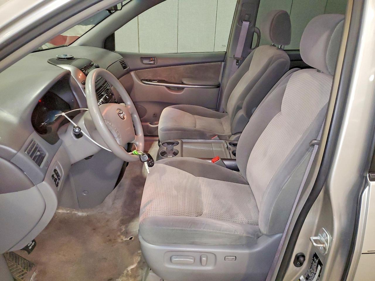 2008 Toyota Sienna Le 8-Passenger - Фото 7