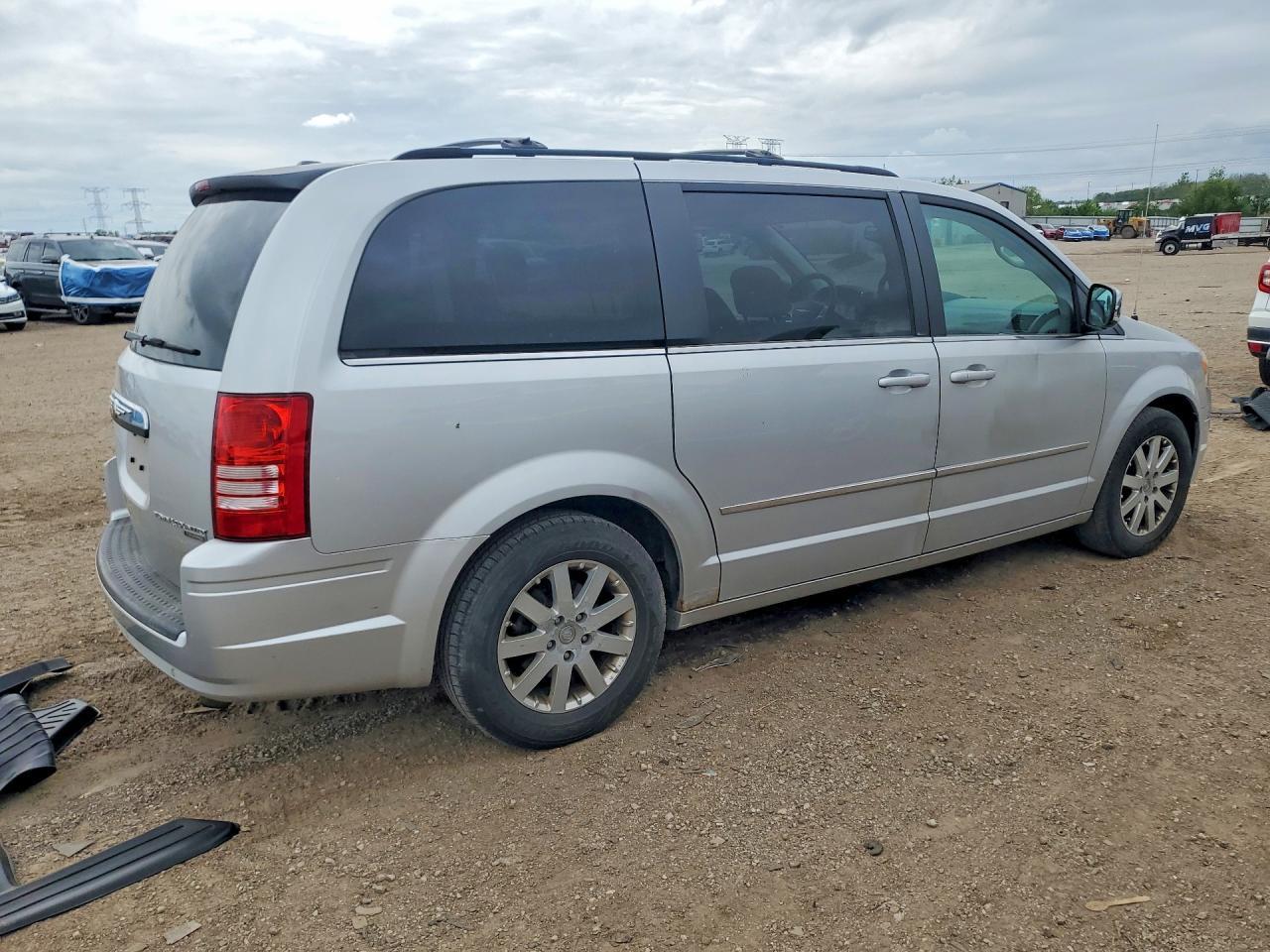 2010 Chrysler Town & Country Touring Plus - Image 3