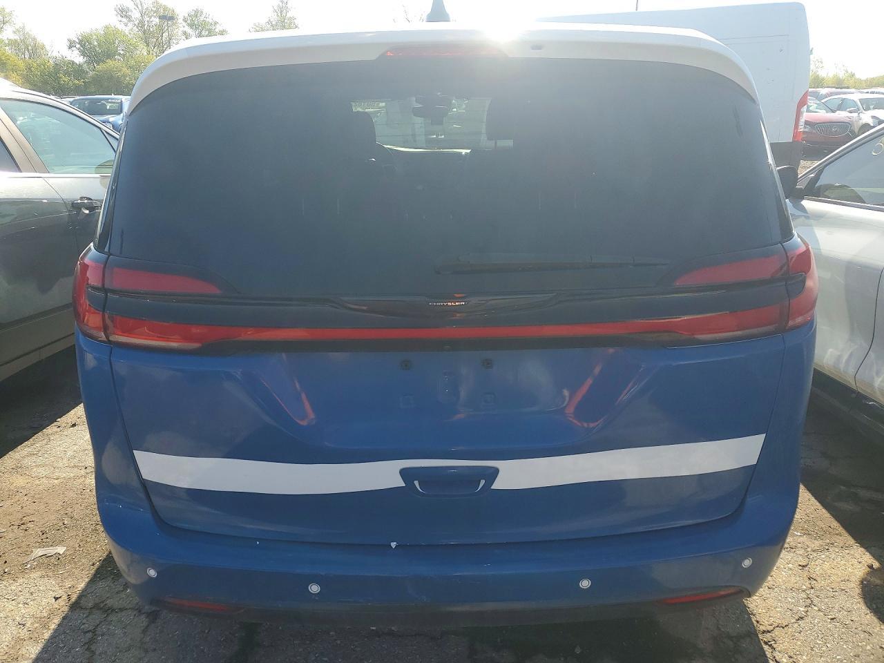 2023 Chrysler Pacifica Hybrid Touring L - Image 6