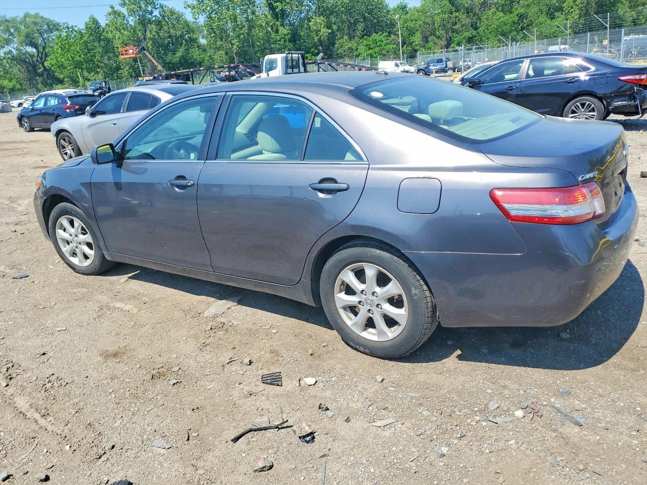2011 Toyota Camry Le - Фото 2