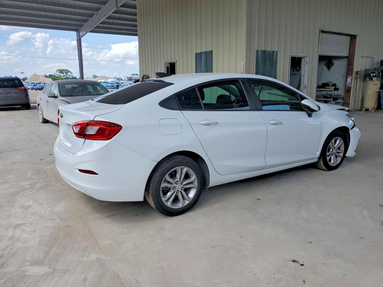 2019 Chevrolet Cruze Ls - Фото 3