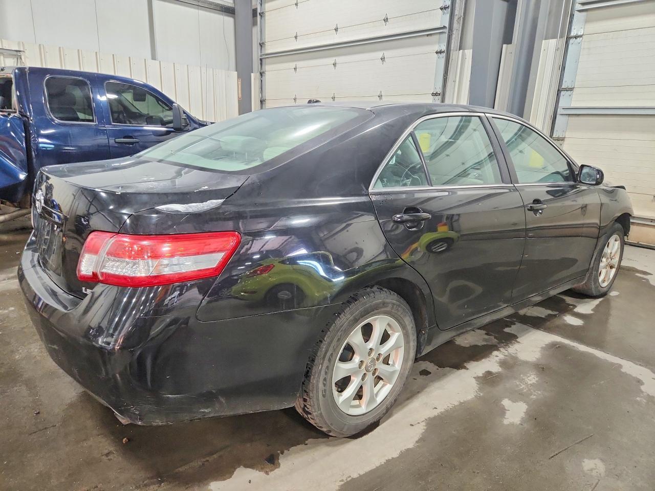 2011 Toyota Camry Le - Фото 3