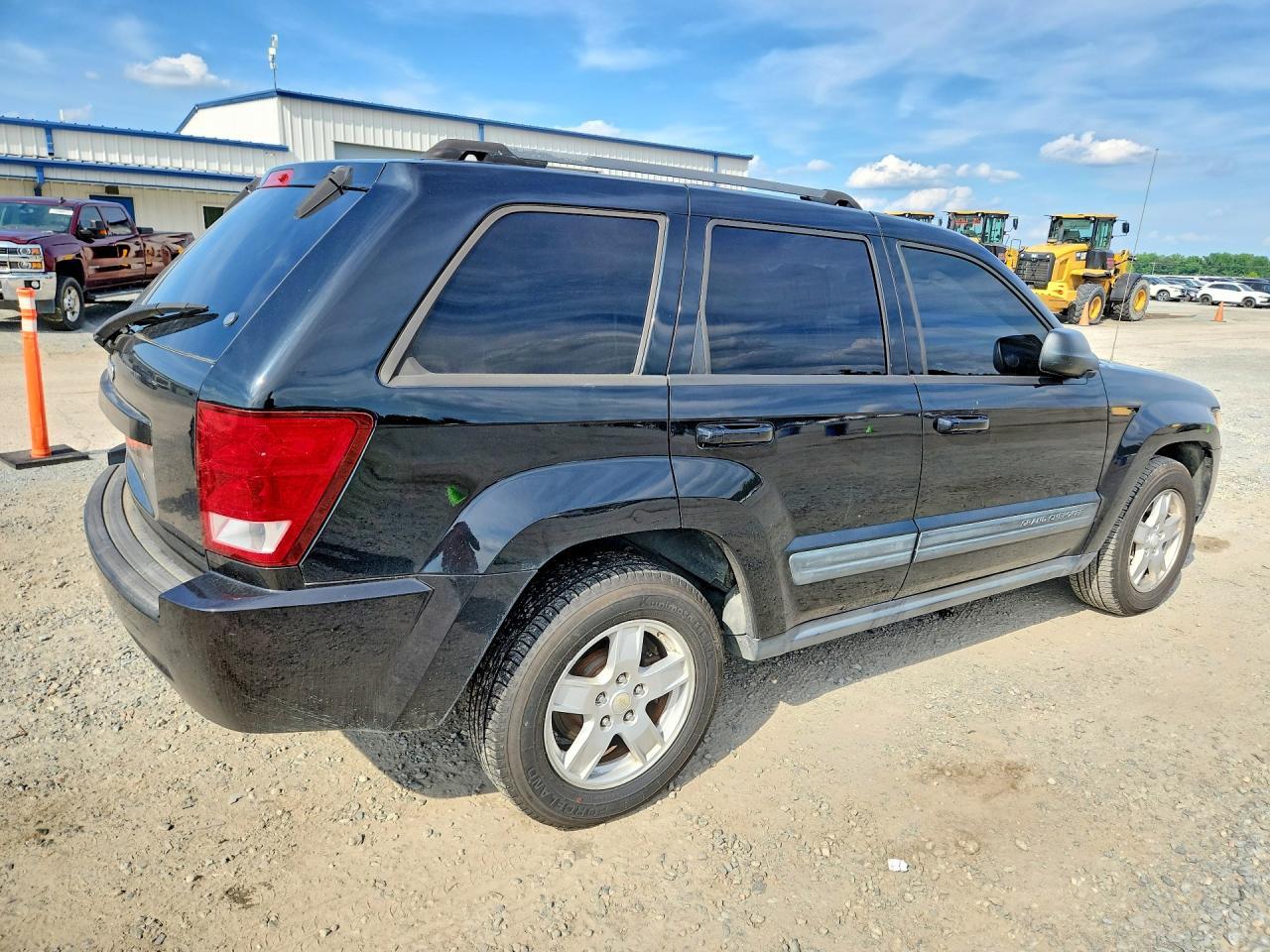 2006 Jeep Grand Cherokee Laredo - Image 3