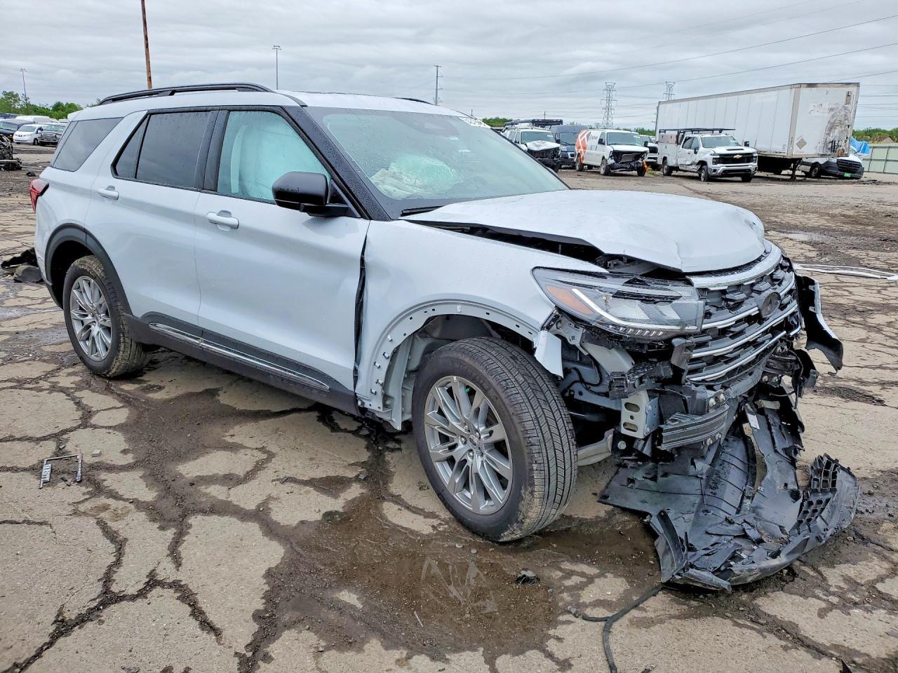 2025 Ford Explorer Active - Image 4