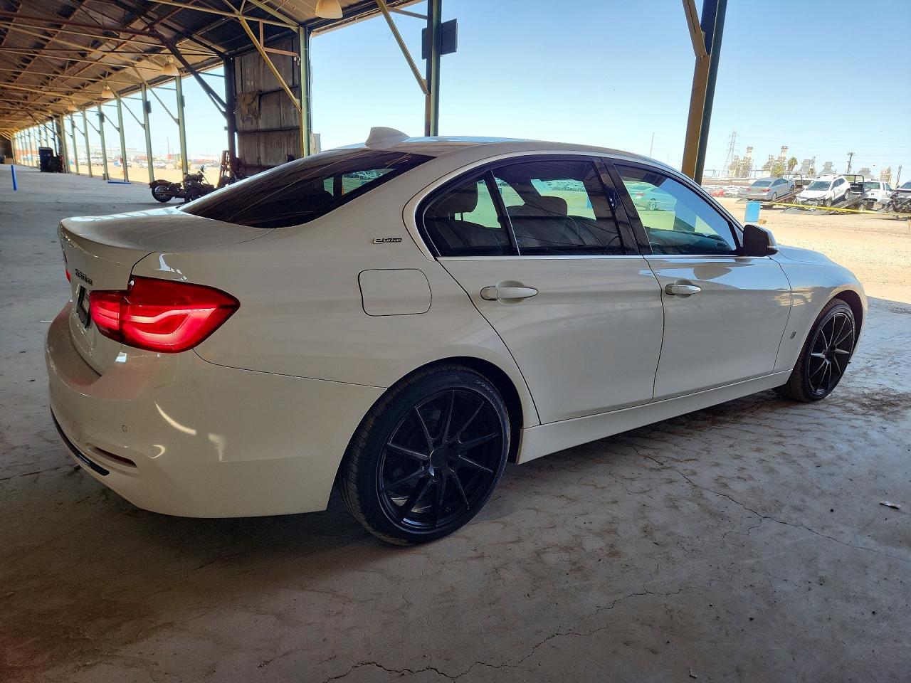 2018 BMW 330E - Фото 3